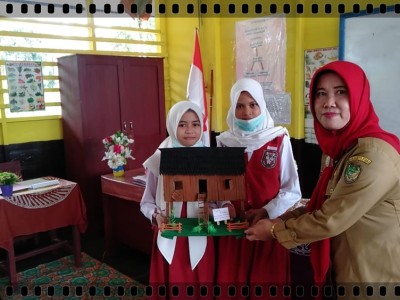 Rumah Betang Hasil Karya Seni Siswa Kelas 6