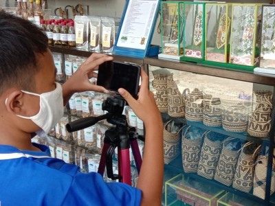 Siswa sedang Mengambil Dokumentasi Pada Pelaksanaan Program PPK Berbasis Masyarakat