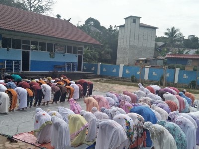 Sholat Dhuha Bersama di Halaman Sekolah