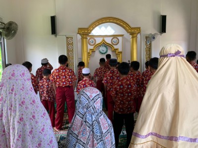 sholat zuhur berjamaah