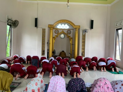 Sholat Zuhur Berjamaah